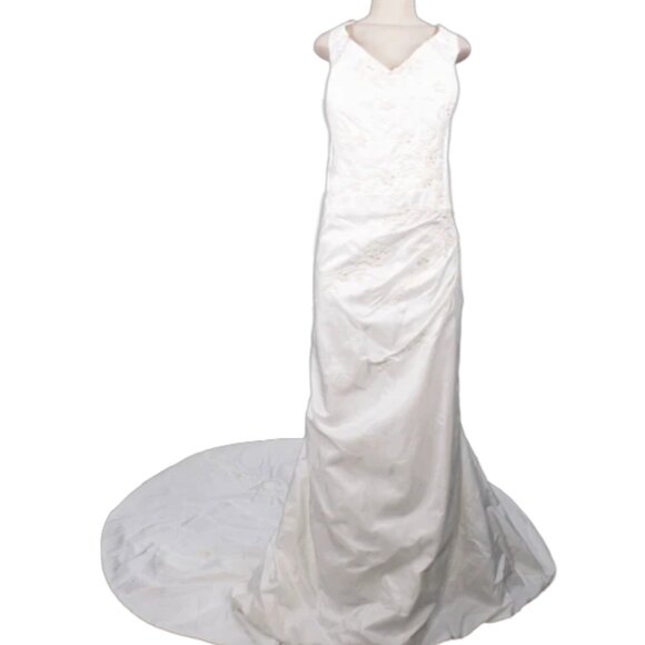 VII Collection Bridal Gown New - Picture 1 of 5